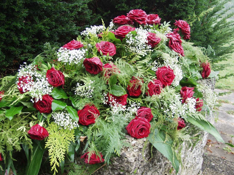 funeraire-CHATEAUNEUF VILLEVIEILLE-min_roses-61203